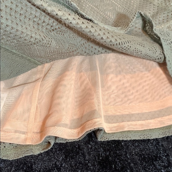 Women's NEW BCBG MAXAZRIA HANNE GEOMETRIC LACE PEPLUM TOP Dusty Olive Medium - Picture 14 of 14